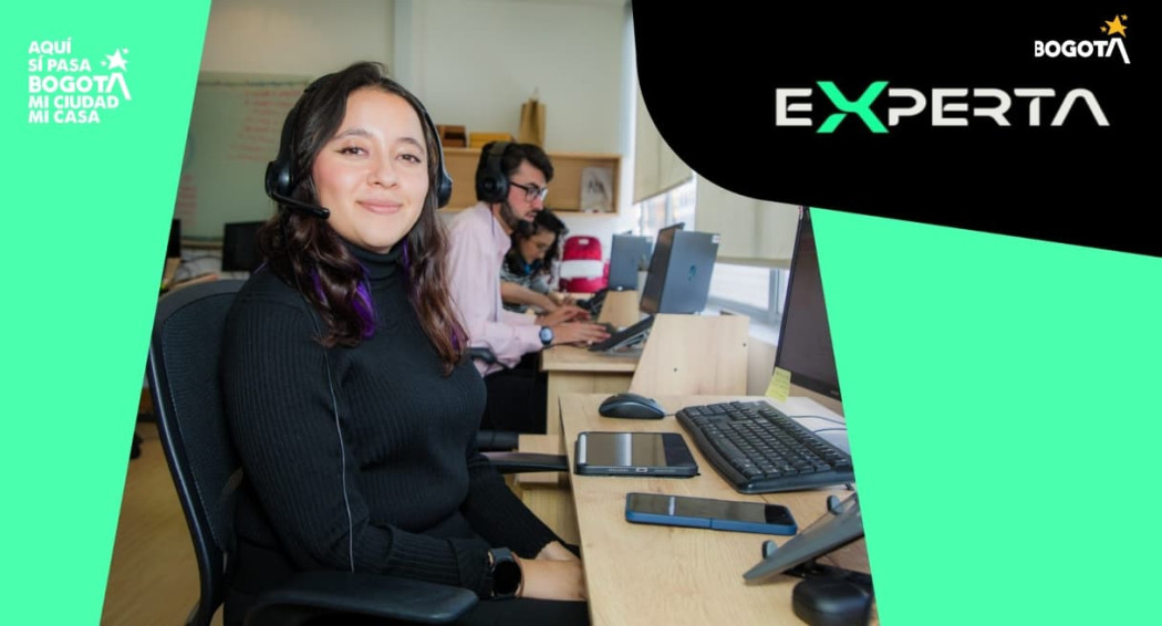 Foto de una mujer durante un curso virtual gratis en Bogotá.