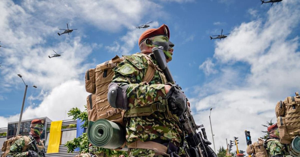 Foto de un soldado durante el desfile militar y policial del 20 de julio en Bogotá.