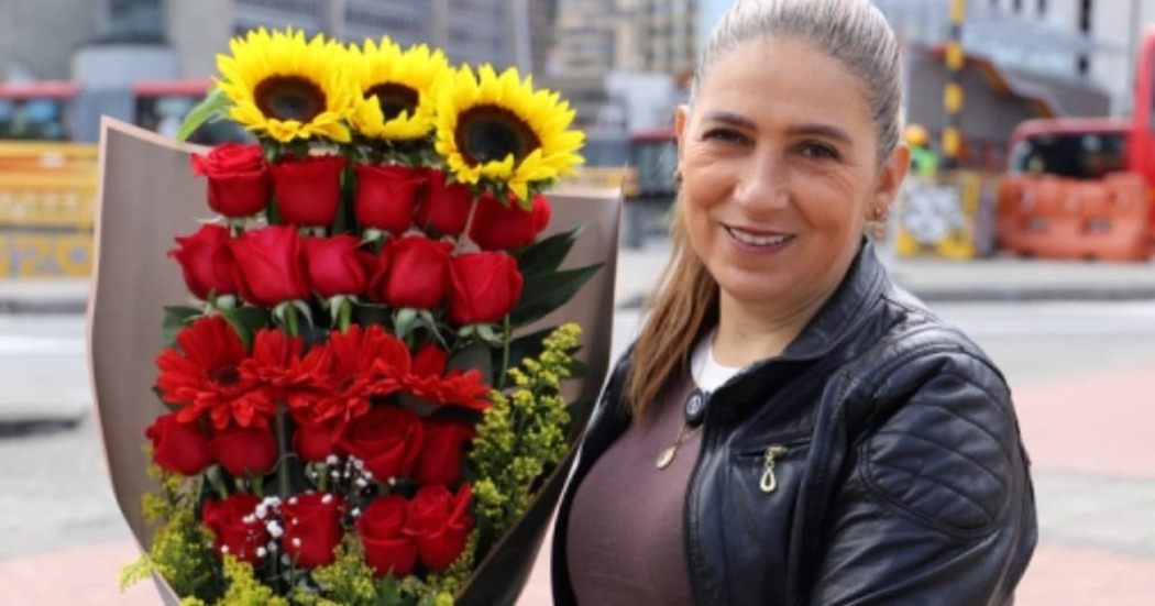 Foto de una mujer con un ramo de flores en Punto Comercial del IPES.