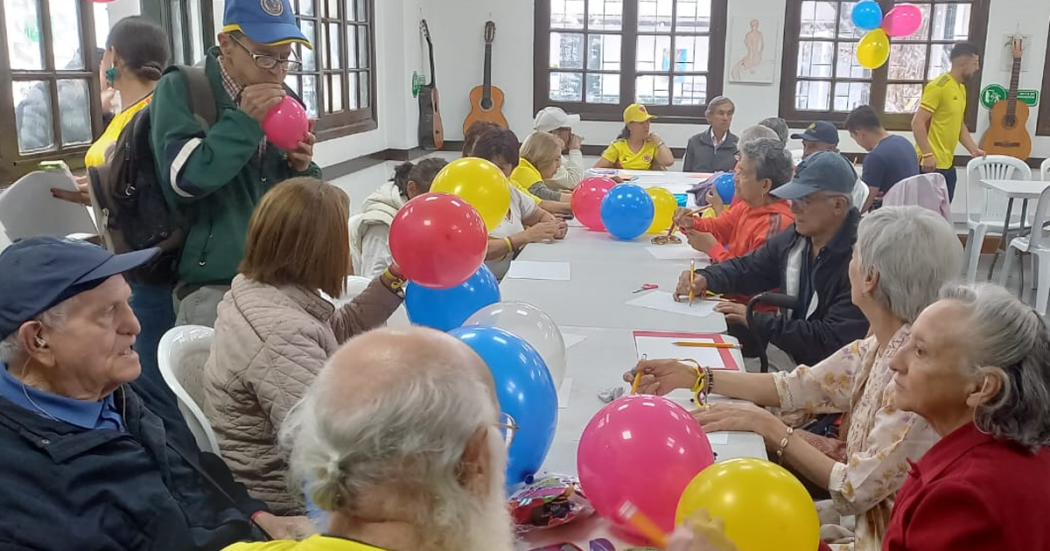 Imagen de personas mayores en una mesa