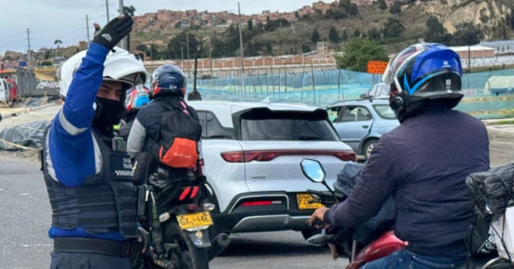 Foto de un Agente Civil de Tránsito efectuando controles de velocidad en vías de Cundinamarca.