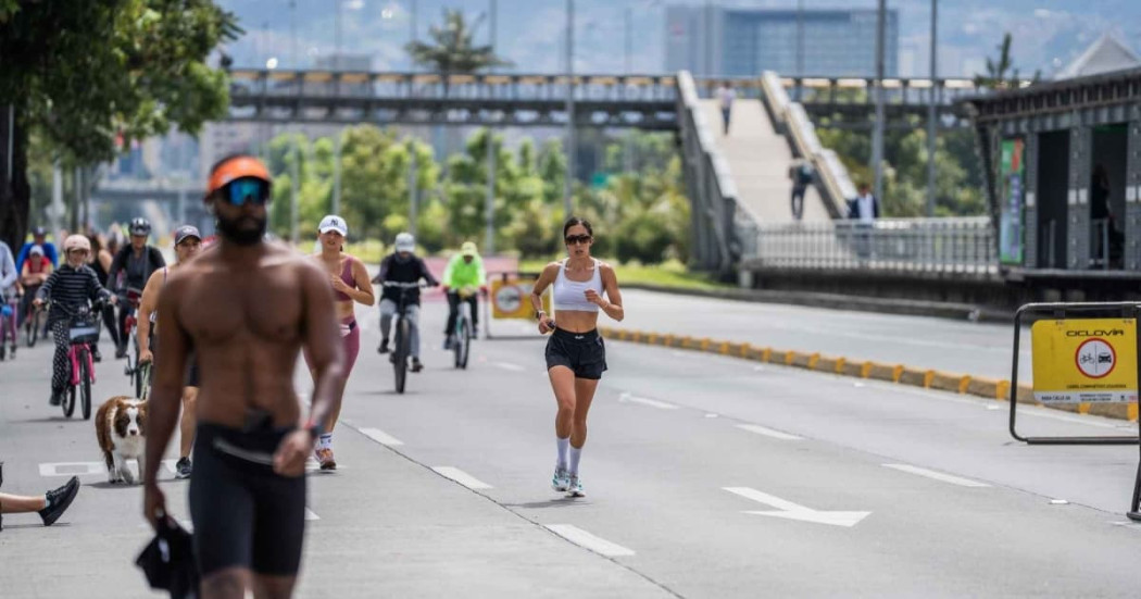 Foto de bogotanos y bogotanos practicando running, atletismo y deporte al aire libre.