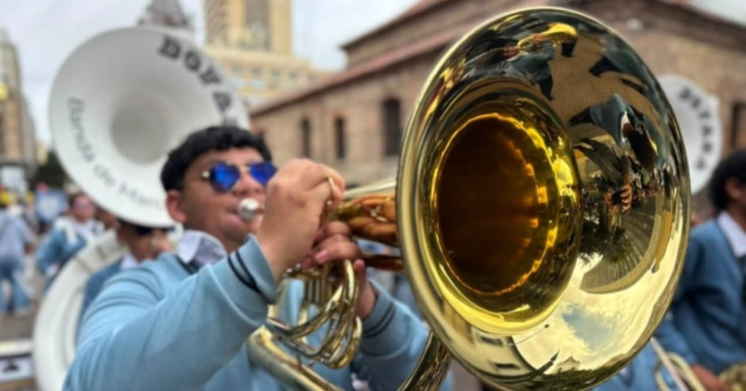 Foto de del Gran Desfile de Bandas de Marcha 2026 en el Parque Santander en Bogotá.