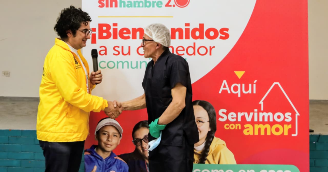 Imagen del secretario de integración social con un chef