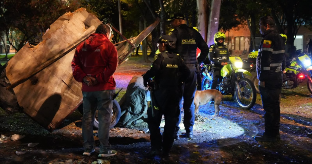 Imagen de funcionarios y policías durante el operativo