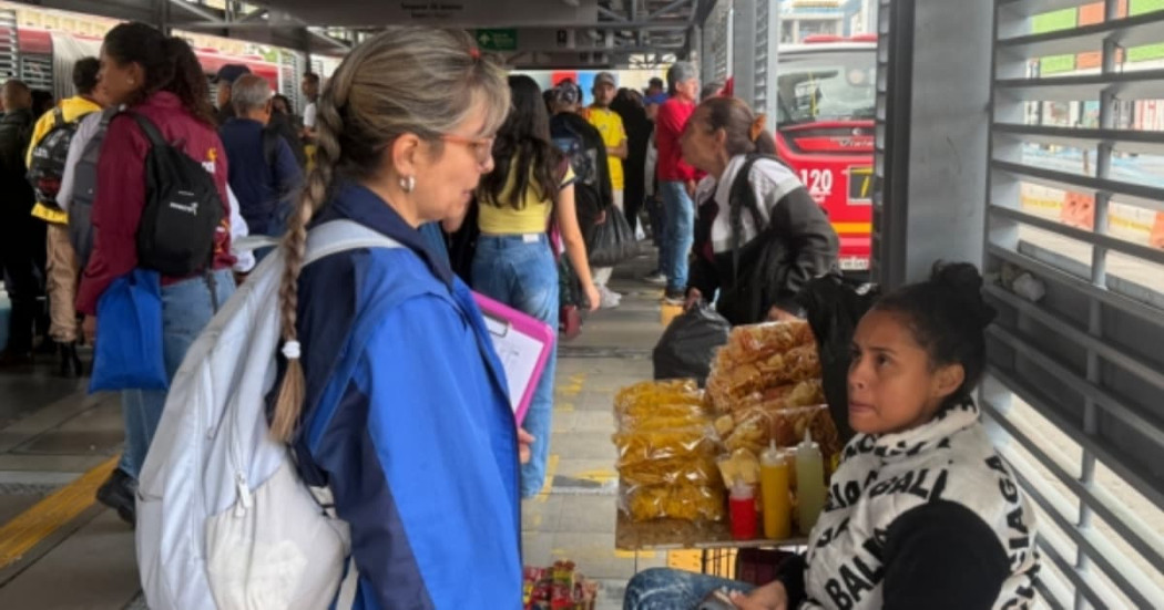 Foto de uno de los operativos de identificación de vendedores informales en Bogotá en estaciones y portales de TransMilenio.