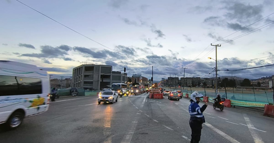 Foto de un Agente Civil de Tránsito efectuando controles de velocidad la autopista Sur en Soacha.