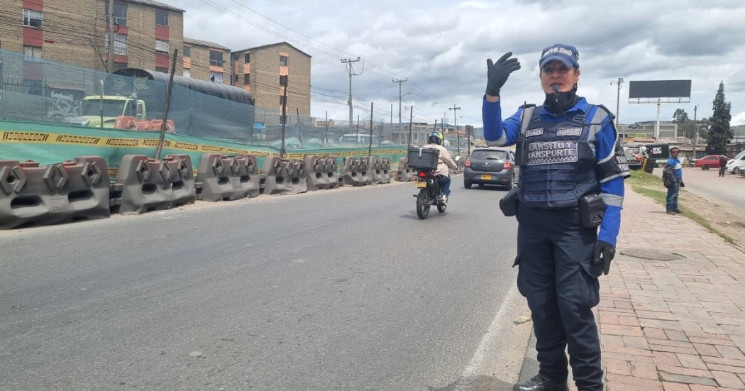 Foto de una Agente Civil de Tránsito efectuando controles de velocidad en la autopista Sur en Soacha.