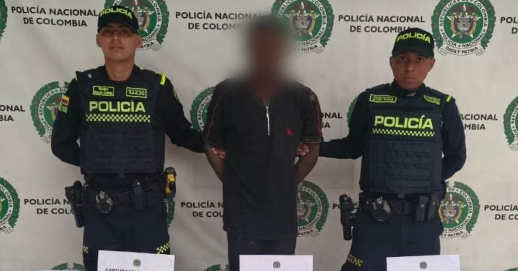 Foto del hombre habitante de calle capturado tras amenazae a mujer y presuntamente cometer un hurto en Bogotá.