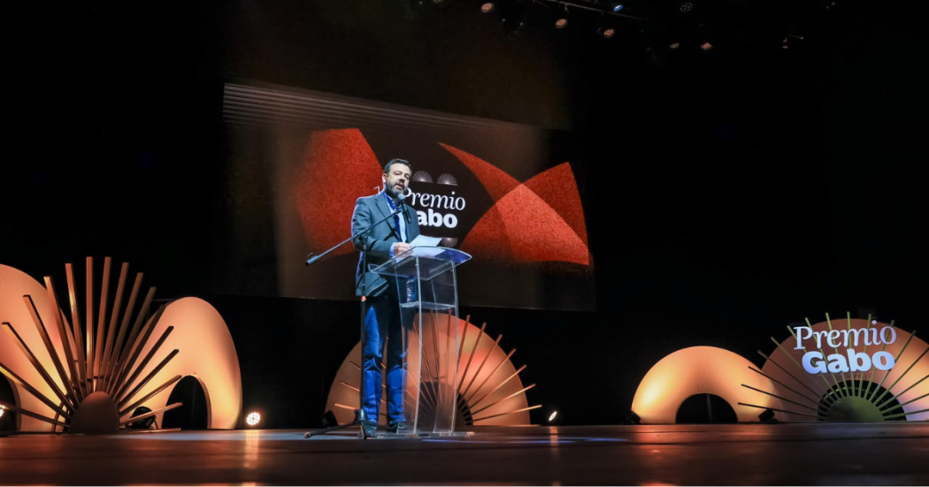 Foto del Alcalde Mayor de Bogotá hablando en un auditorio
