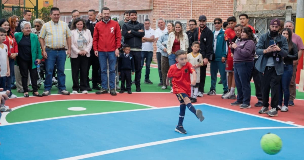 Foto del alcalde Carlos Fernando Galán durante la inauguración del nuevo parque La Lorena en Fontibón.