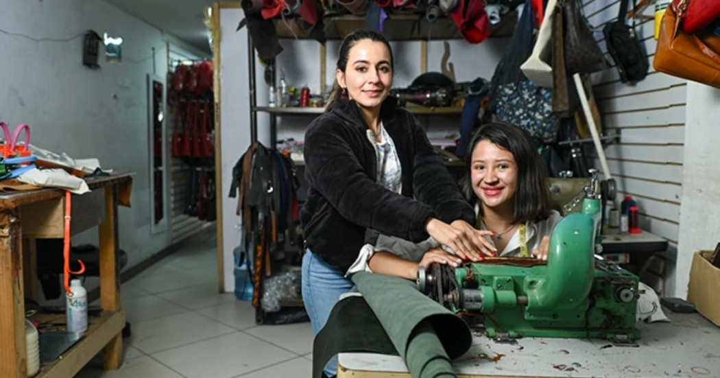 Foto de dos empresarias de la moda en su negocio en Bogotá.