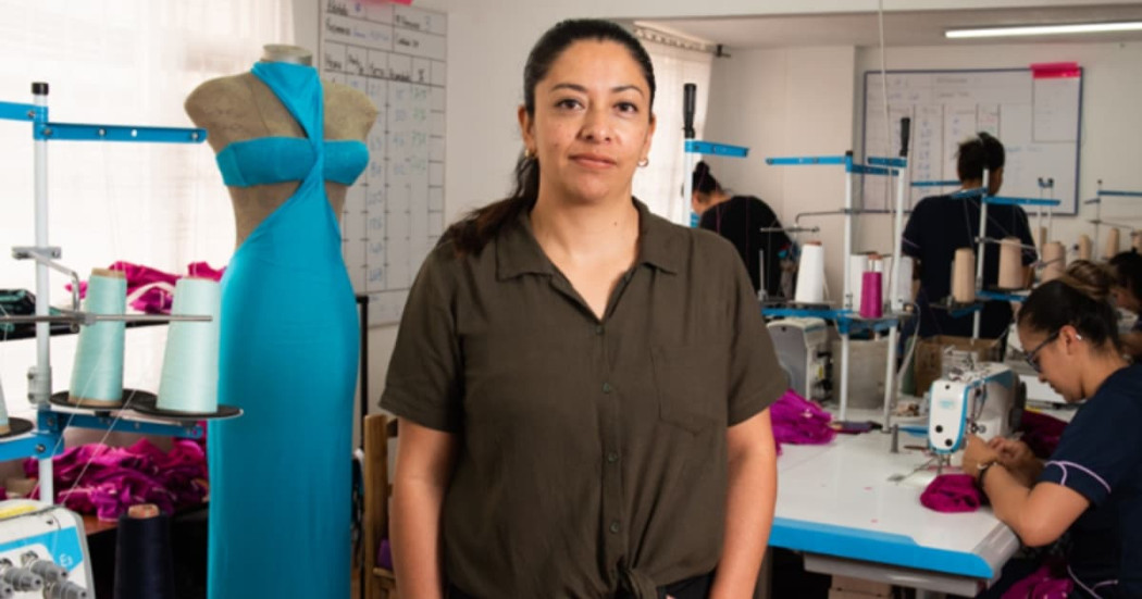Foto de una empresaria y su negocio de moda en Bogotá.