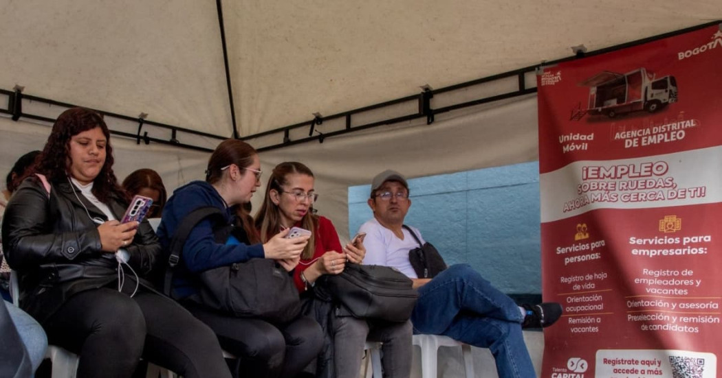 Foto de una feria de empleo en Bogotá.