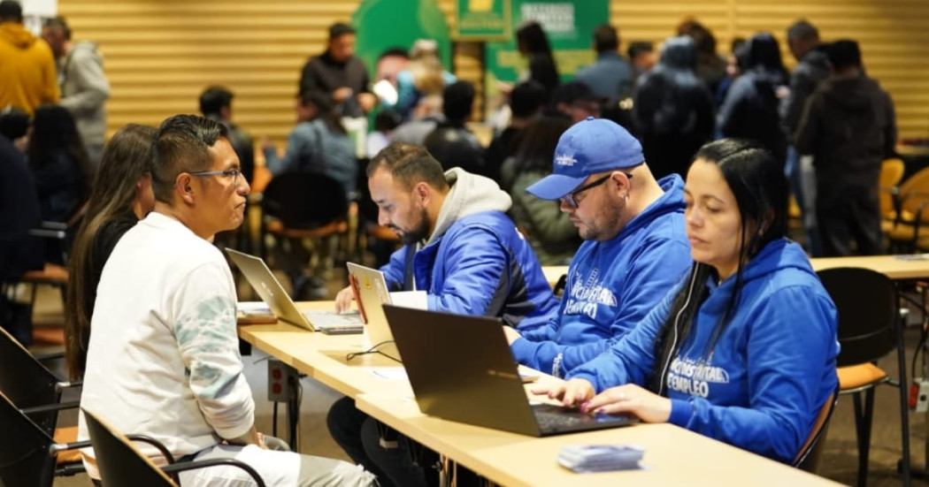 Foto de bogotanos y bogotanas accediendo a servicios de la Agencia Distrital de Empleo.