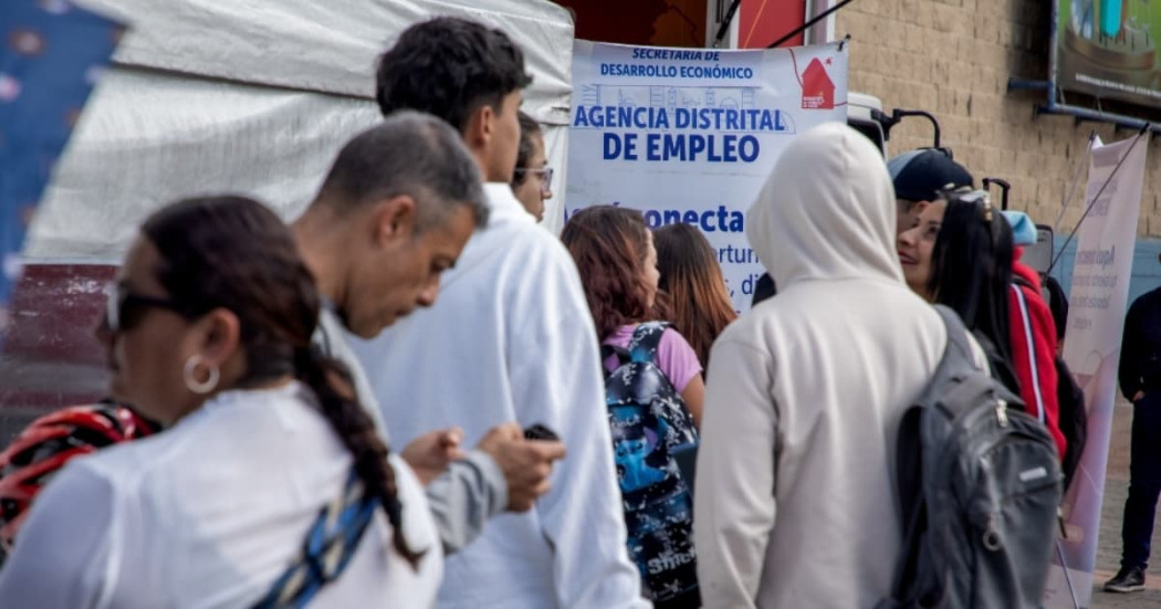 Foto de una feria de empleo en Bogotá 2026.