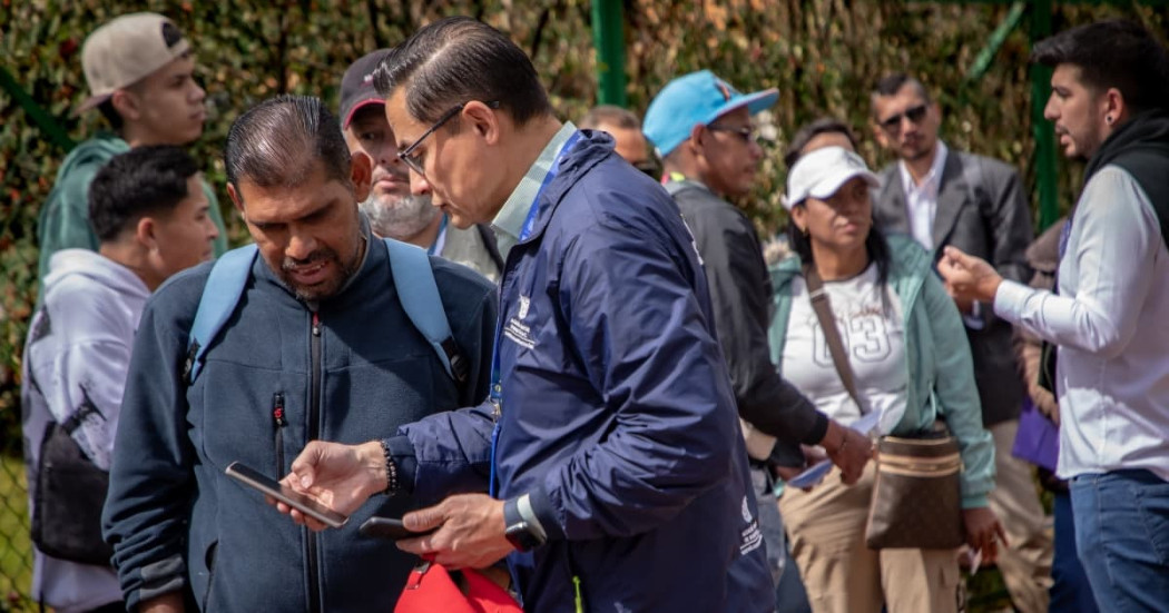 Foto de una feria de empleo en Bogotá.