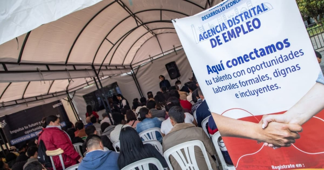 Foto de bogotanos y bogotanas accediendo a servicios de la Agencia Distrital de Empleo.