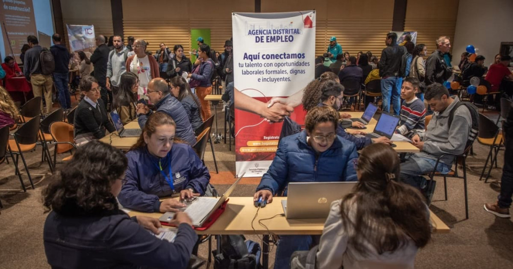 Foto de bogotanos y bogotanas en una Feria de Empleo en Bogotá.
