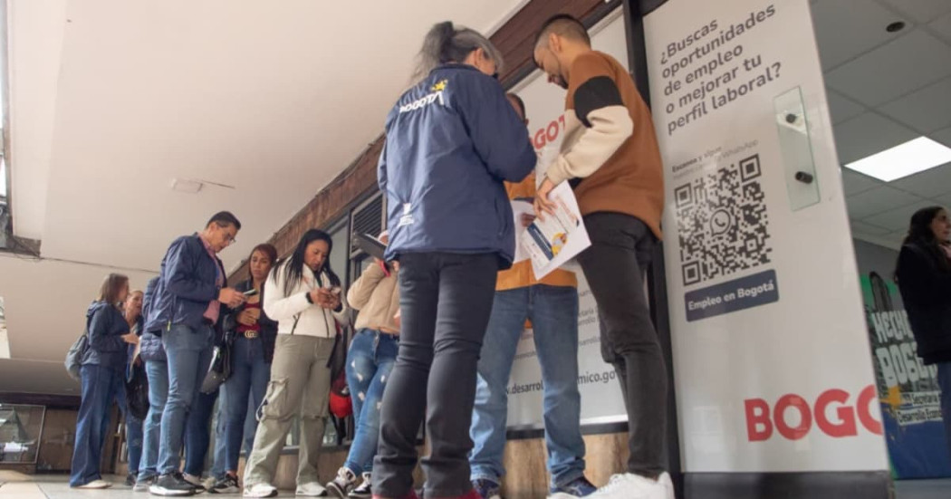 Foto de bogotanos y bogotanas asistentes a una Feria de Empleo.
