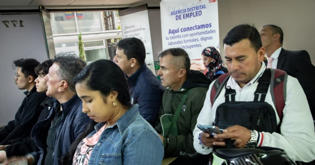 Foto de bogotanos y bogotanas accediendo a servicios de la Agencia Distrital de Empleo.