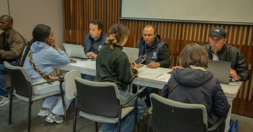 Foto de bogotanos y bogotanas accediendo a servicios de la Agencia Distrital de Empleo en Bogotá.