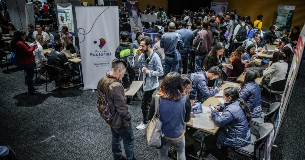 Foto de una feria de empleo en Bogotá.