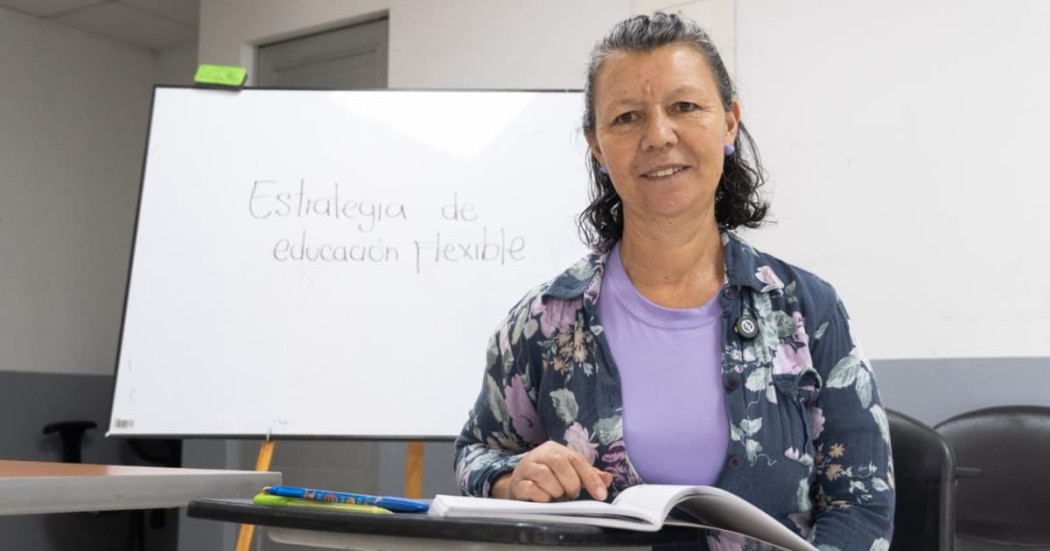 Foto de una vendedora del IPES en procesos de bachillerato en Bogotá.