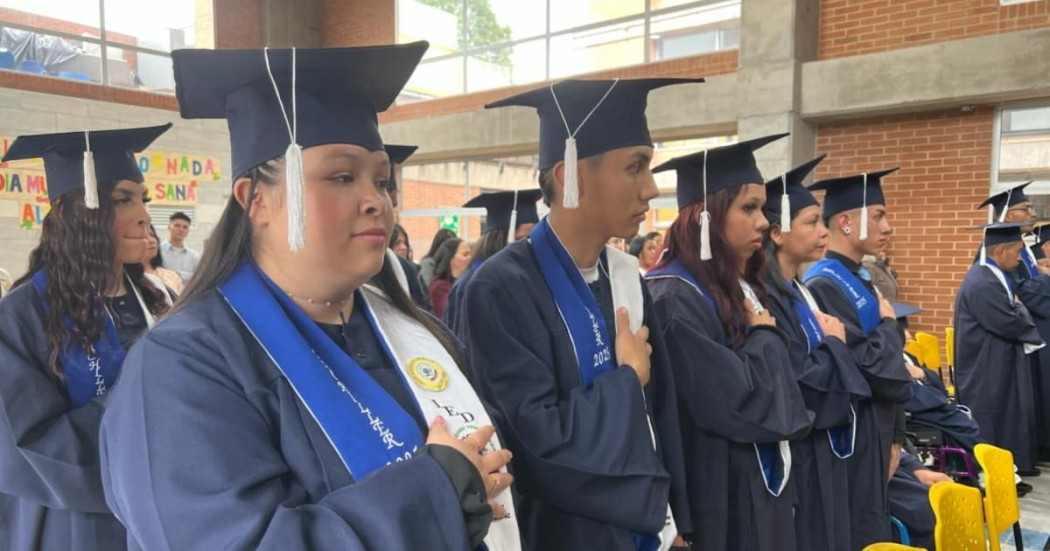 Foto de vendedores informales durante una gradación de bachilleres en Bogotá.