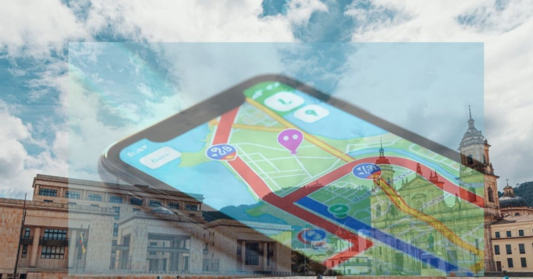 Foto de la Plaza de Bolívar en la que sobresalen el Palacio de Justicia y la Catedral Primada recubiertas por una silueta de un teléfono movil con un mapa. El cielo es de color azul con nubes blancas.