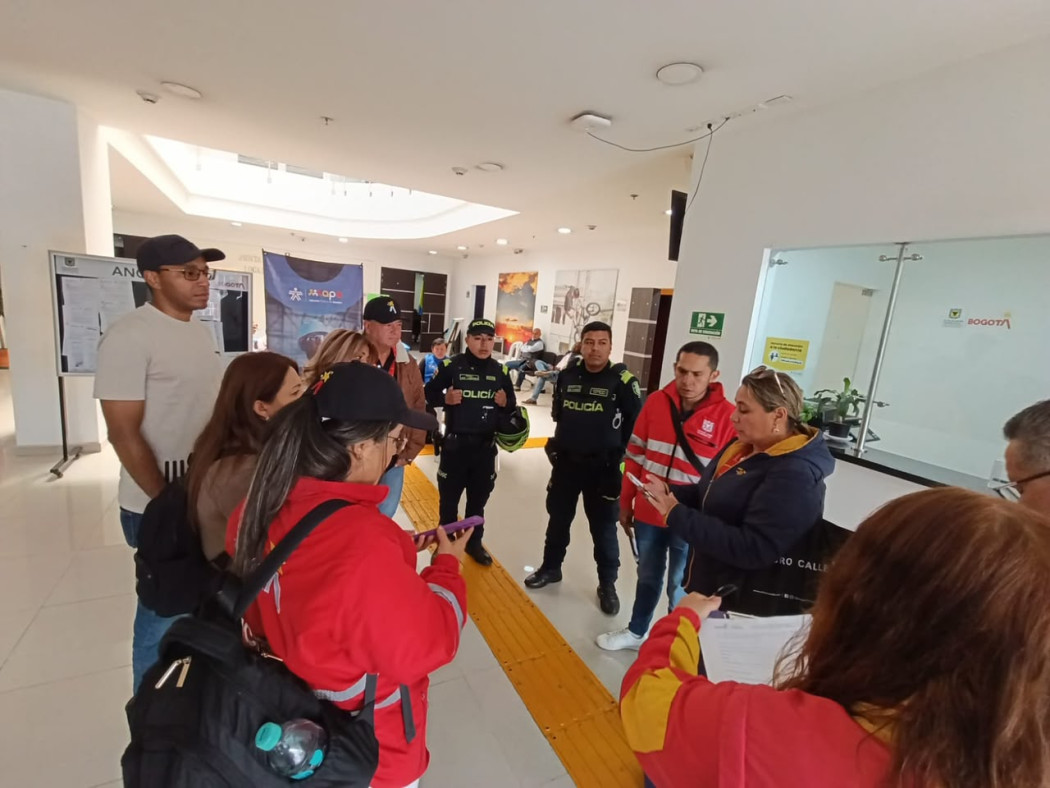 Imagen de varias personas en un operativo de control