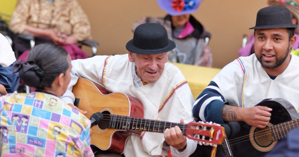 Imagen de una persona mayor tocando guitarra