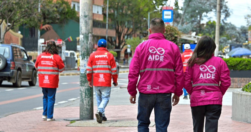 Funcionarios de AIDE y Gestores de Convivencia en una calle en Bogotá.