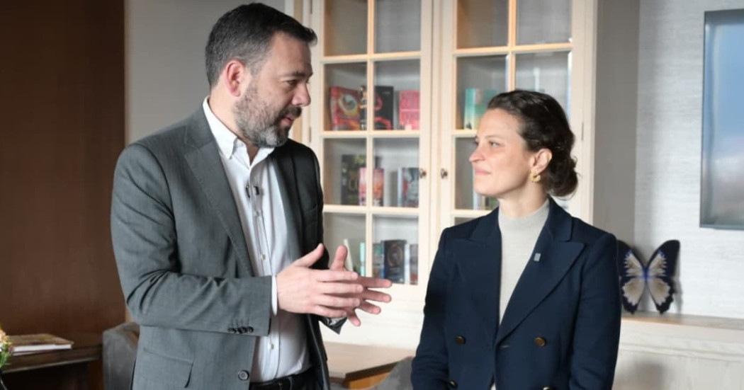 El alcalde Mayor de Bogotá, Carlos Fernando Galán, conversando con la vicepresidenta del Banco Mundial para la región de América Latina y el Caribe, Susana Cordeiro Guerra