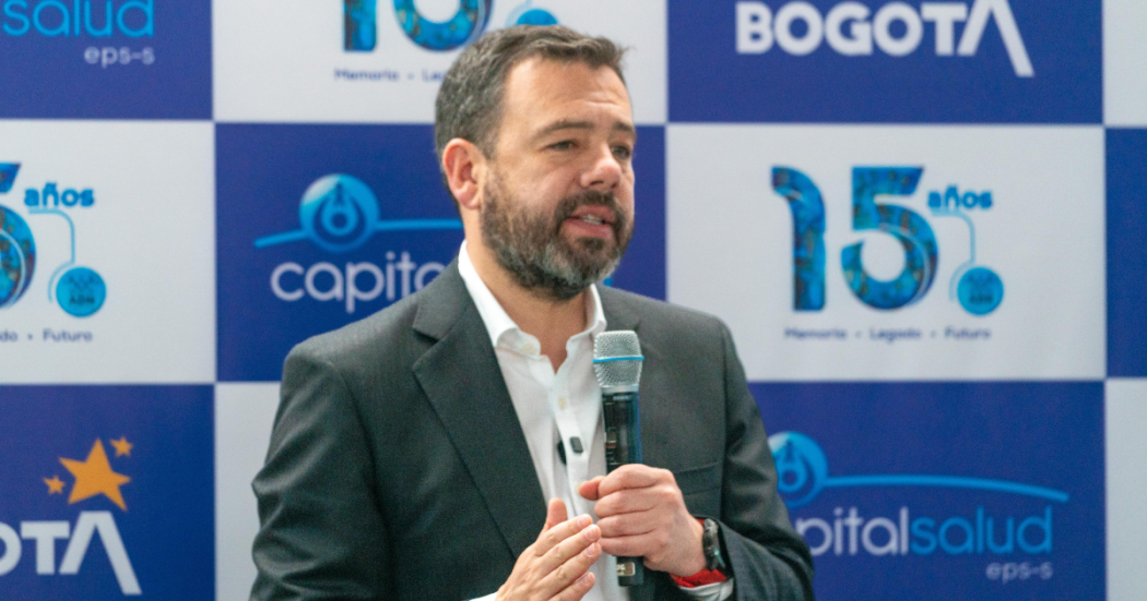 Imagen del alcalde Galán hablando sobre Capital Salud