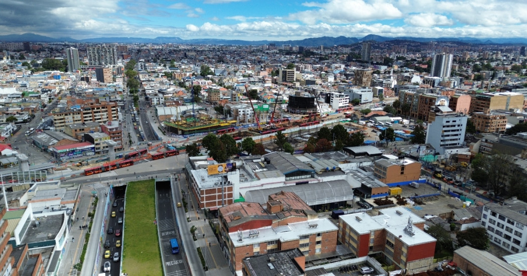 Foto panorámica de Bogotá que muestra árboles, edificios y vias 