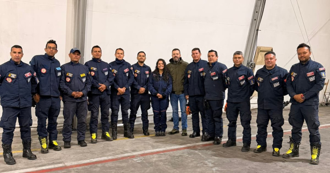 Alcalde Galán con rescatistas de Bomberos Bogotá, en el momento en que llegaron de Venezuela.