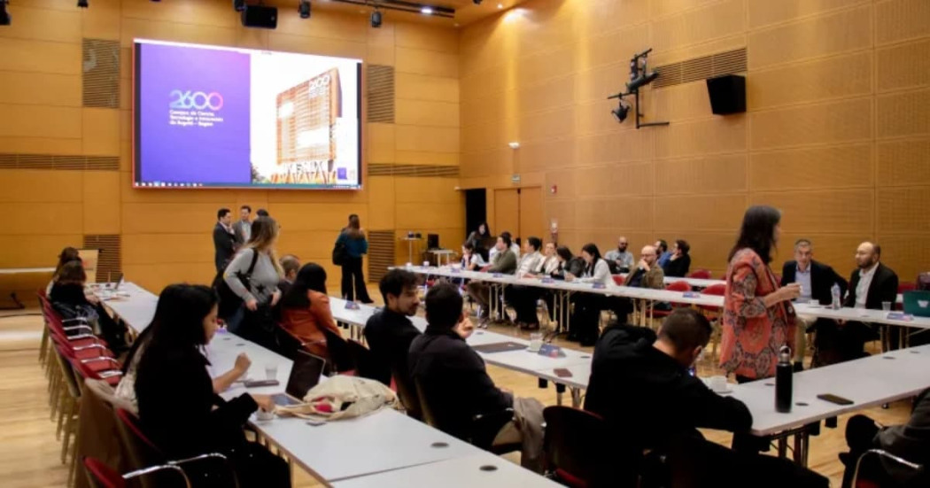 Personas reunidas en un salón
