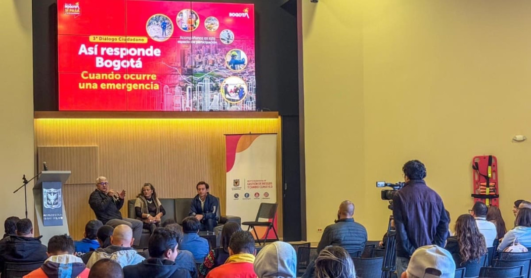 Diálogo ciudadano del IDIGER sobre atención de emergencias en Bogotá con panel de expertos y ciudadanía participante.