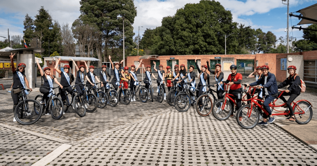 Participantes de Miss Mundo Colombia realizan recorrido en bicicleta junto al IDRD durante jornada de promoción del bienestar, la actividad física y el liderazgo de las mujeres en Bogotá.
