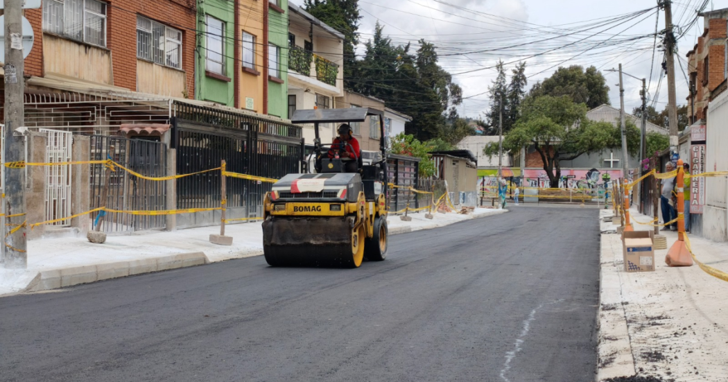 Imagen de una vía siendo arreglada