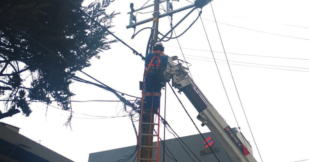 Foto que muestra una persona con el uniforme de Enel Colombia