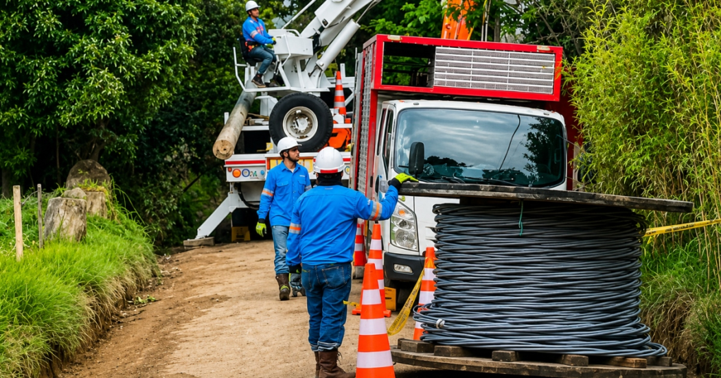 Foto que muestra personas con el uniforme de Enel Colombia 