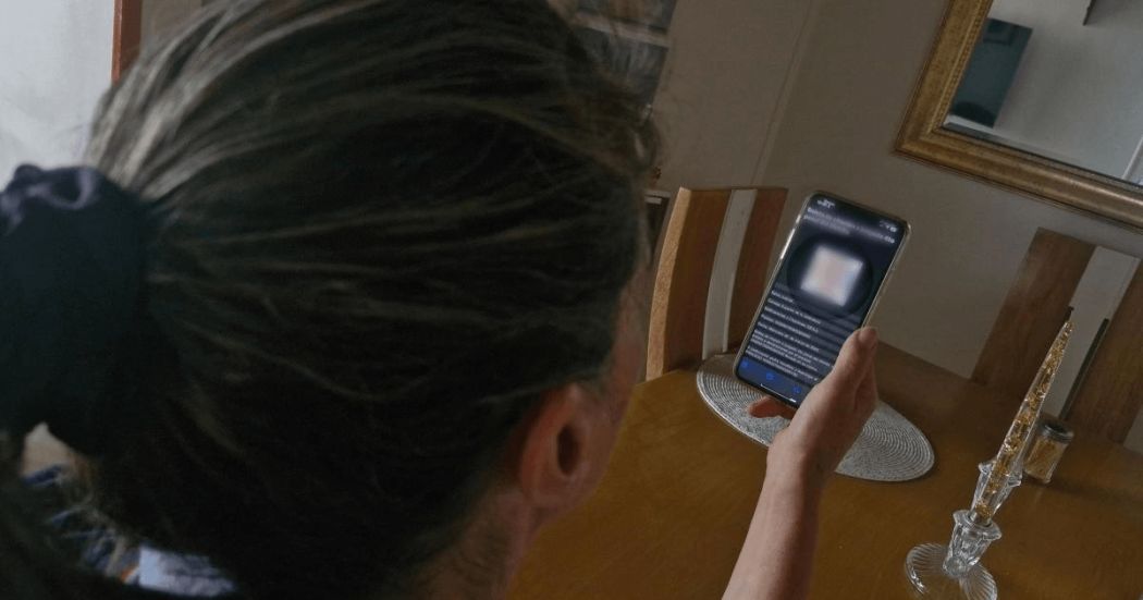Mujer viendo un celular.