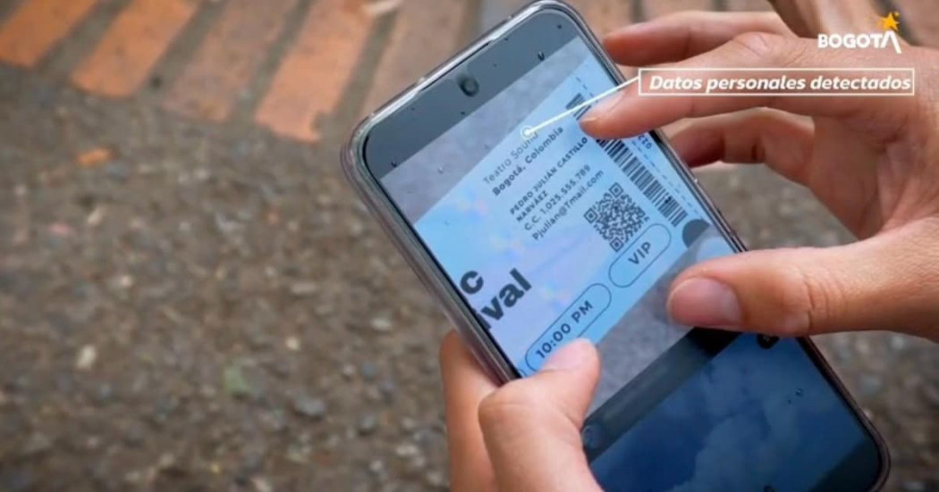 Manos soteniendo un celular.