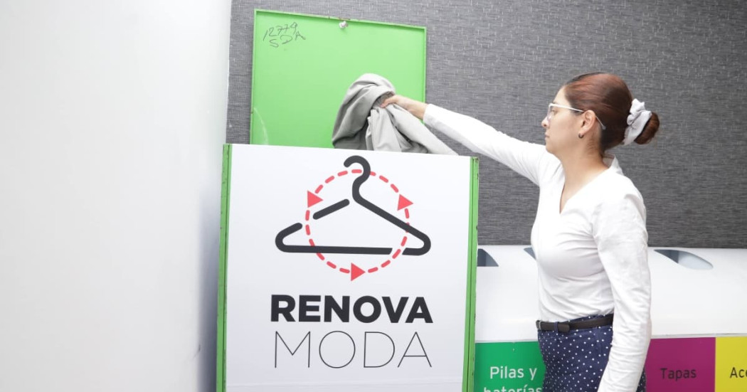Persona deposita prenda en punto RenovaModa promoviendo economía circular y reciclaje textil en Bogotá