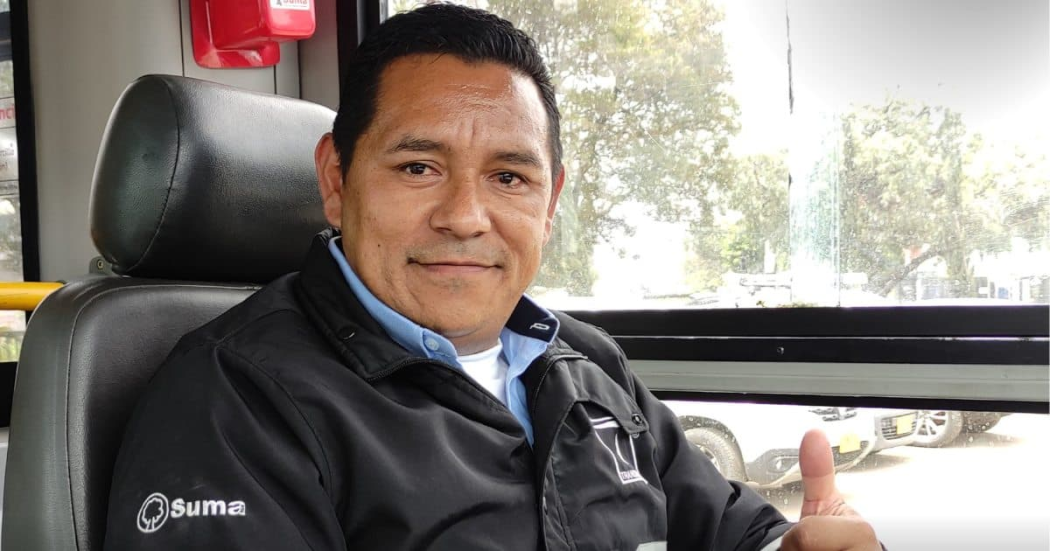Foto de un conductor de TransMilenio