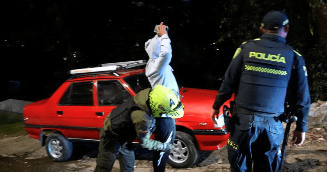Policías requisando a una persona.
