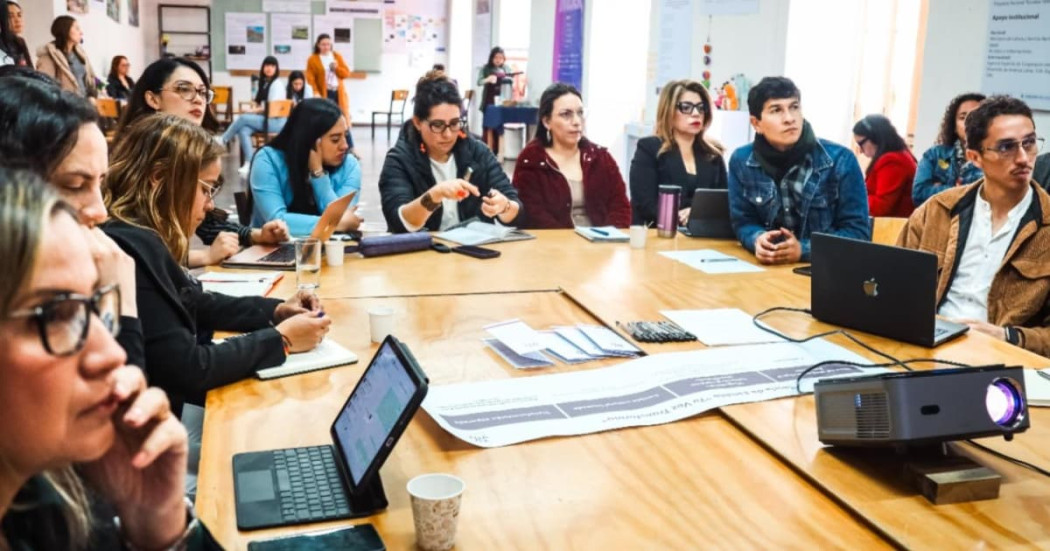 Jóvenes reunidos en una mesa.