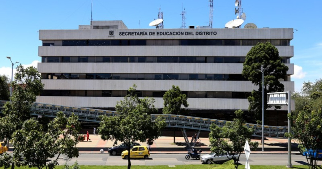 Foto que muestra un edificio blanco que corresponde a la fachada de la Secretaria de Educación